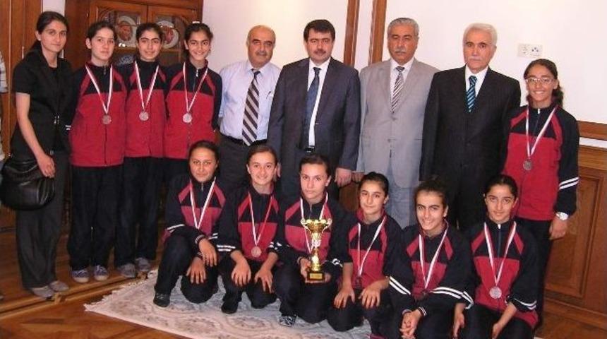 Halk Oyunlarında Başarıya &Ouml;d&uuml;l