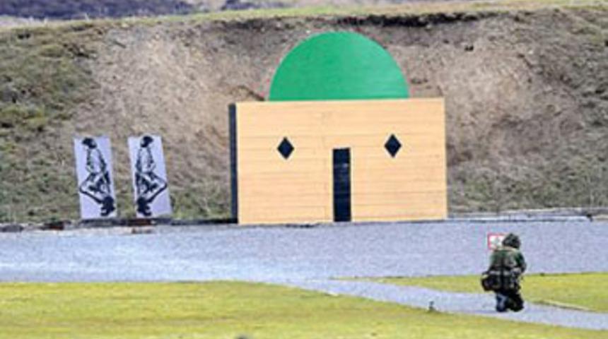 Cami şeklinde hedef tahtası kızdırdı!