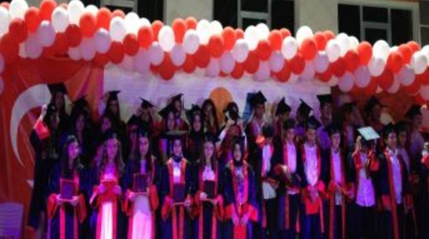 Yıldırımhan Lisesi &Ouml;ğrencilerinin Mezuniyet Coşkusu