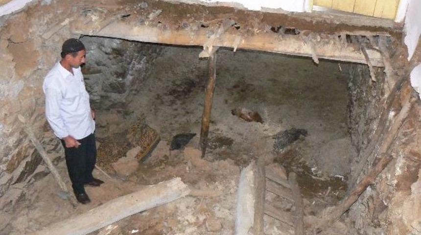 Evinin Salonu &Ccedil;&ouml;ken Vatandaş Yardım Bekliyor