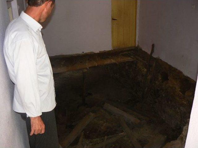 Evinin Salonu &Ccedil;&ouml;ken Vatandaş Yardım Bekliyor 1