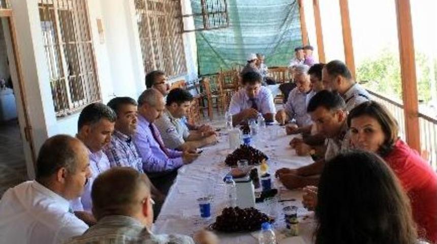 Salihli'de 12 Trakt&ouml;re Tepe Lambası Takıldı