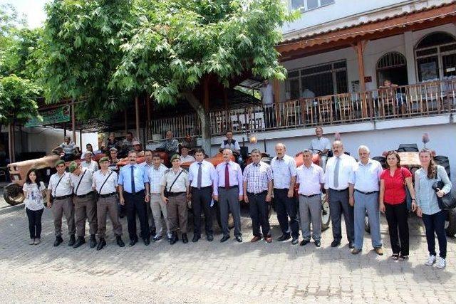 Salihli de 12 Trakt&ouml;re Tepe Lambası Takıldı 1