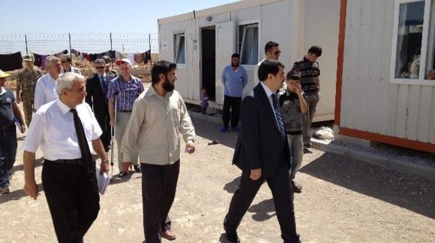 Vali Vasip Şahin, Konteyner Kentteki Suriyelileri Ziyaret Etti