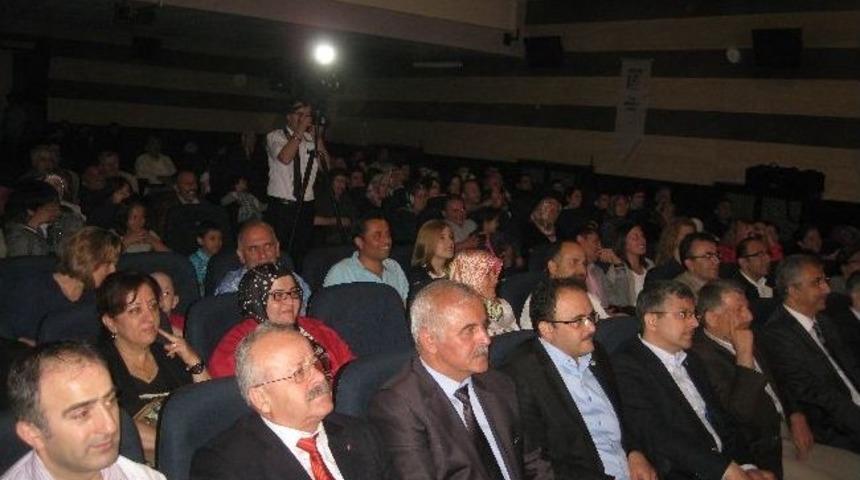 &lsquo;ge&ccedil;miş Zaman Olur Ki&rsquo; Adlı Tiyatro Sahnelendi