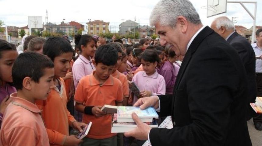 Odunpazarı Belediyesi&rsquo;nden &Ouml;ğrencilere 6 Bin Kitap Dağıttı