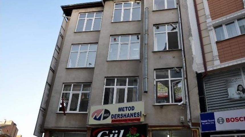 Gen&ccedil; &Ouml;ğretmen, Dershanenin &Ccedil;atısında İntihar Etti