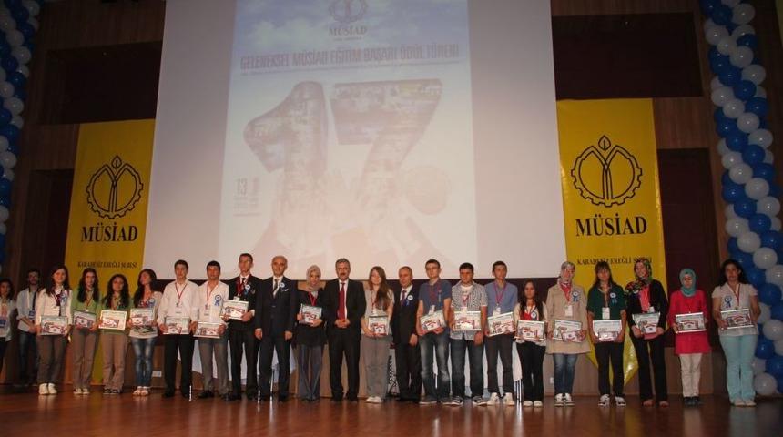 M&Uuml;SİAD Eğitim Başarı &Ouml;d&uuml;lleri Sahiplerini Buldu