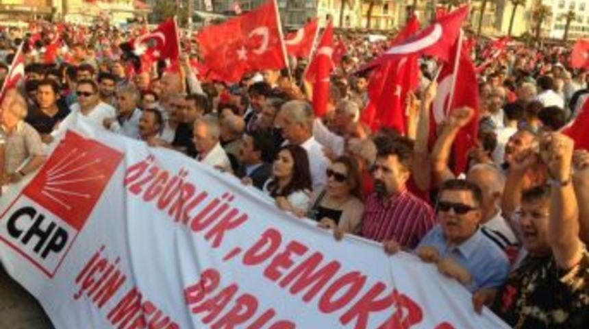 CHP İzmir Teşkilatı 'Gezi Parkı'na Destek Y&uuml;r&uuml;y&uuml;ş&uuml; D&uuml;zenledi