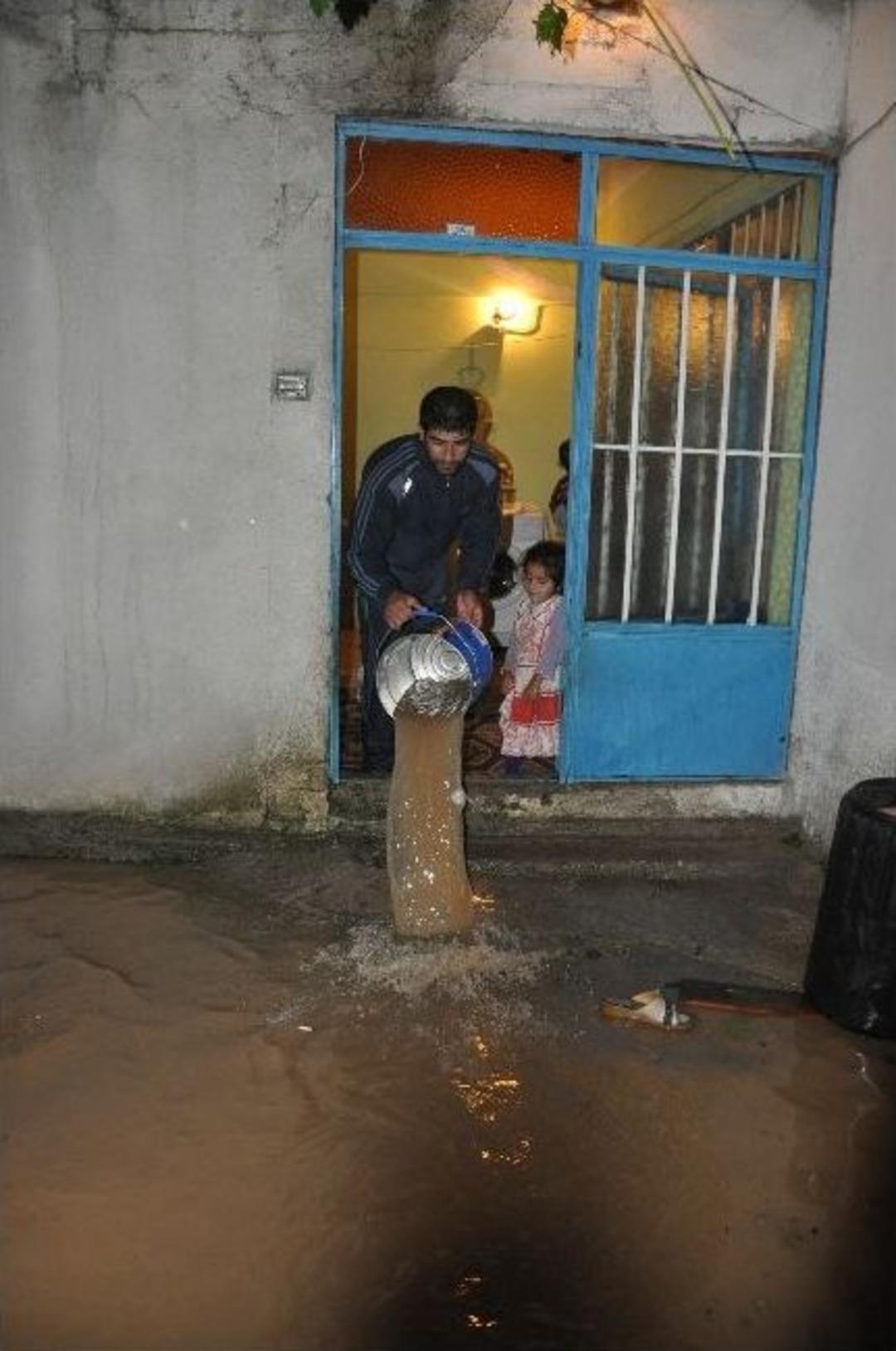 İneg&ouml;l&rsquo;de Yağmur Evlere Doldu, Hayvanlar Canlarını Zor Kurtardı