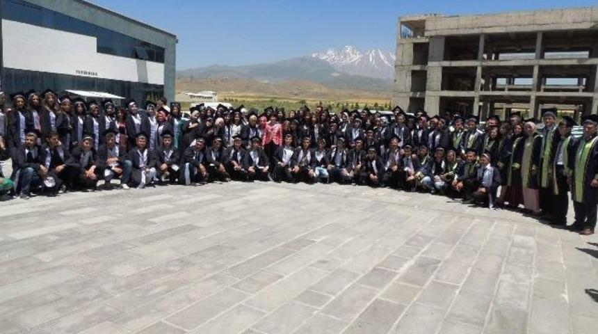 Develi Seyrani Kampusunde H&uuml;seyin Şahin Myo 6. D&ouml;nem Mezunlarını Verdi