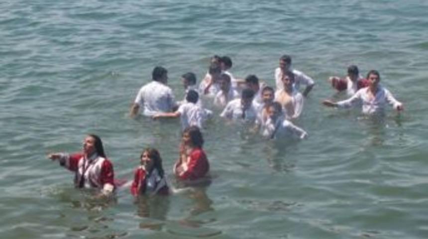 İznik G&ouml;l&uuml; i&ccedil;inde mezuniyetlerini kutladılar