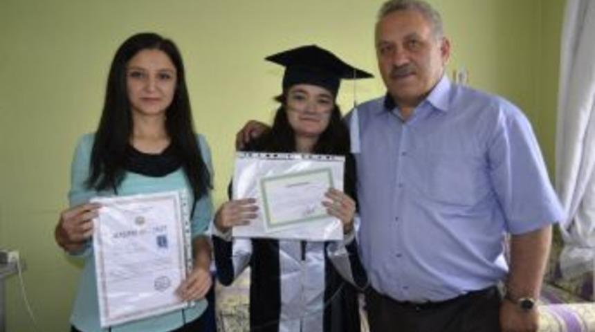 Solunum Cihazına Bağlı olan Cansel karnesini evinde aldı