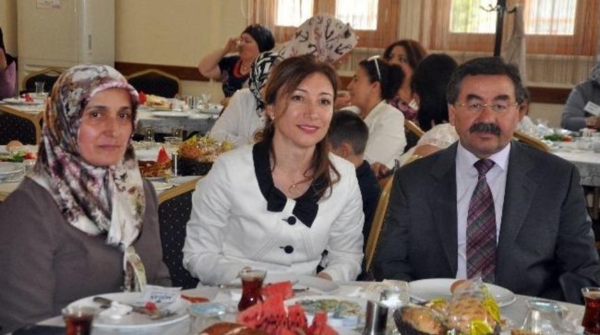 G&ouml;lbaşı Belediye Başkanı'ndan Kadınlara &Ccedil;ağrı