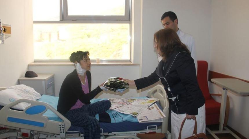 Vali Eşinden Hasta Ziyareti