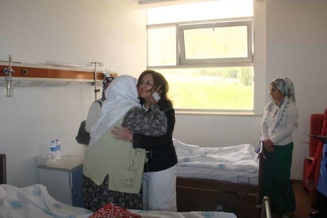 Vali Eşinden Hasta Ziyareti 1