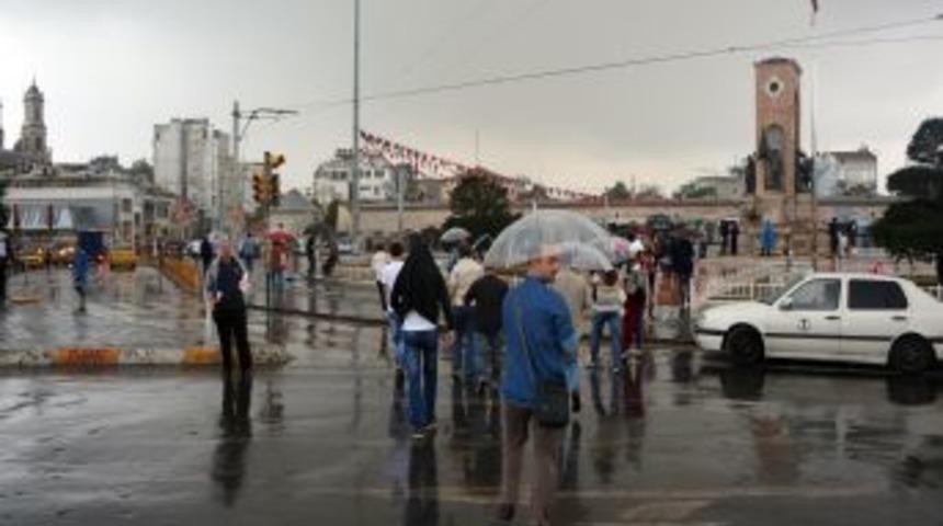 Taksim’de Hayat Normale Dönerken Yağmur Etkili Oluyor