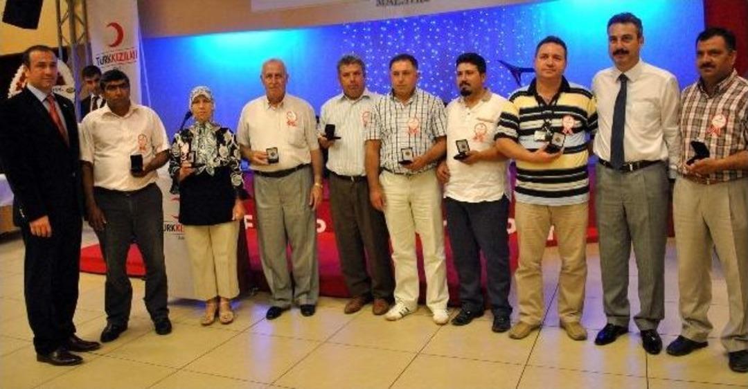 Kızılay Aydın&rsquo;daki G&ouml;n&uuml;ll&uuml; Bağış&ccedil;ılarını &Ouml;d&uuml;llendirdi