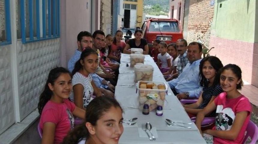 Başkan Din&ccedil;er Filenin Minik Sultanlarını &Ouml;d&uuml;llendirdi