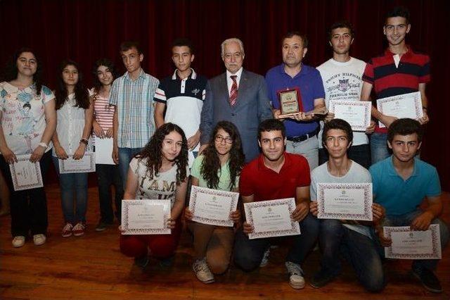 Aldırmaz Liseli Tiyatrocuları Kutladı