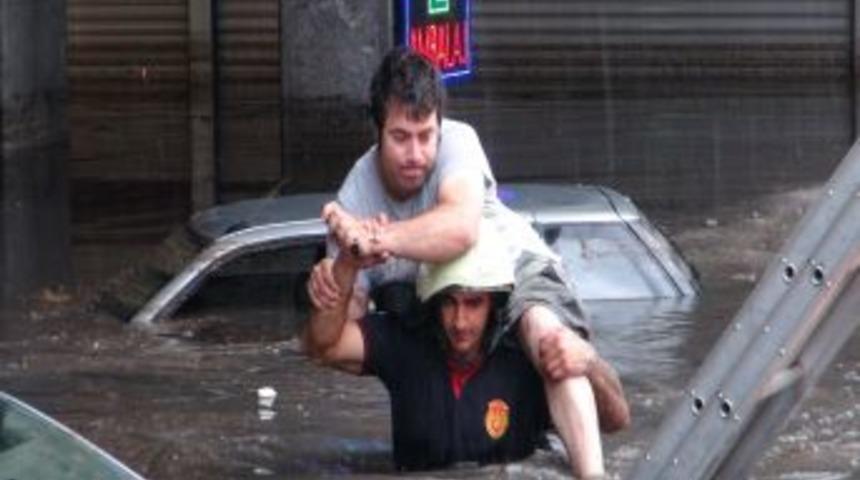 Suya batan ara&ccedil;lardaki vatandaşları ıtfaiye kurtardı