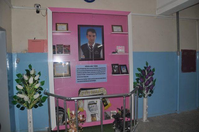 Reyhanlı da Şehit Olan Oğulcan Tuna&rsquo;nın Karnesini Babası Aldı 1