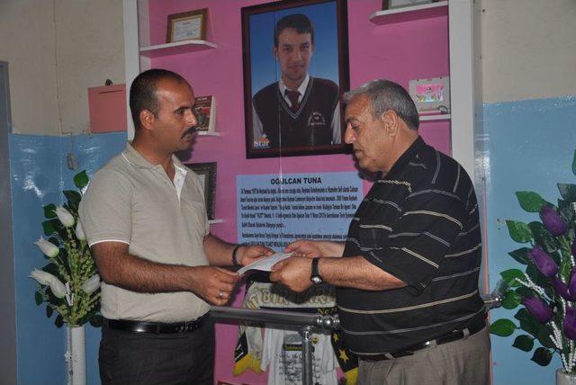 Reyhanlı da Şehit Olan Oğulcan Tuna&rsquo;nın Karnesini Babası Aldı 3