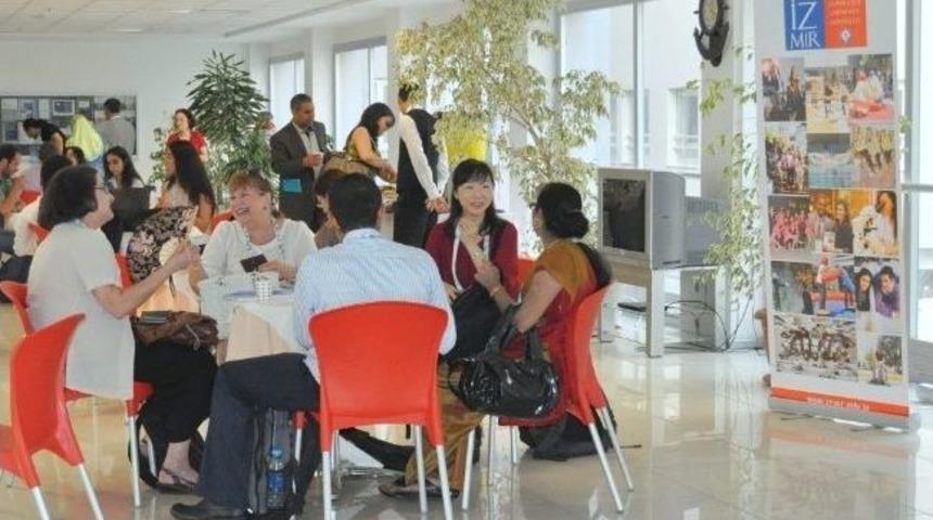 D&uuml;nya İzmir &Uuml;niversitesi&rsquo;nde Buluşacak