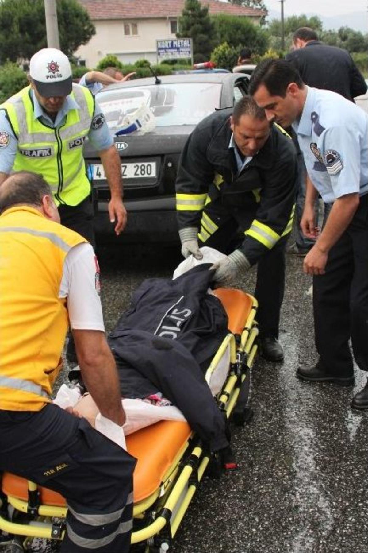 Trafik Kazasında Yaralanan Kadına Polis Şefkati