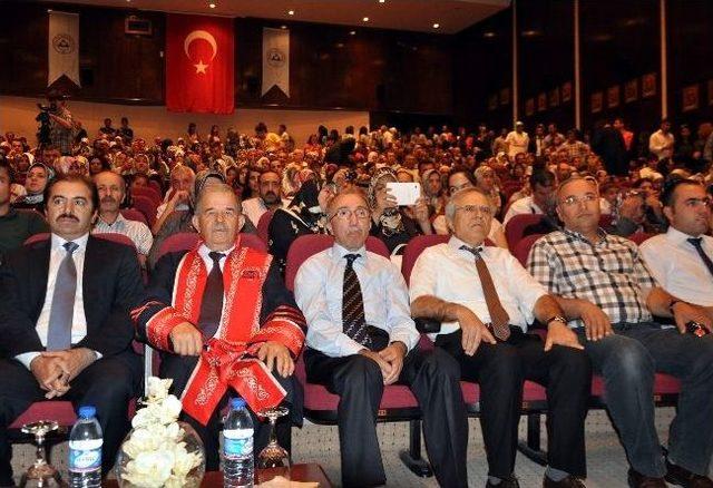 Er&uuml; Tarih B&ouml;l&uuml;m&uuml; &Ouml;ğrencilerinin Mezuniyet Sevinci 1
