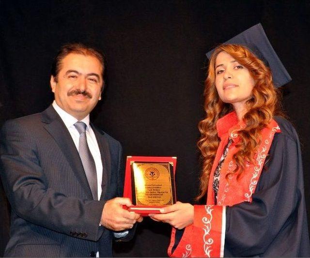 Er&uuml; Tarih B&ouml;l&uuml;m&uuml; &Ouml;ğrencilerinin Mezuniyet Sevinci 2