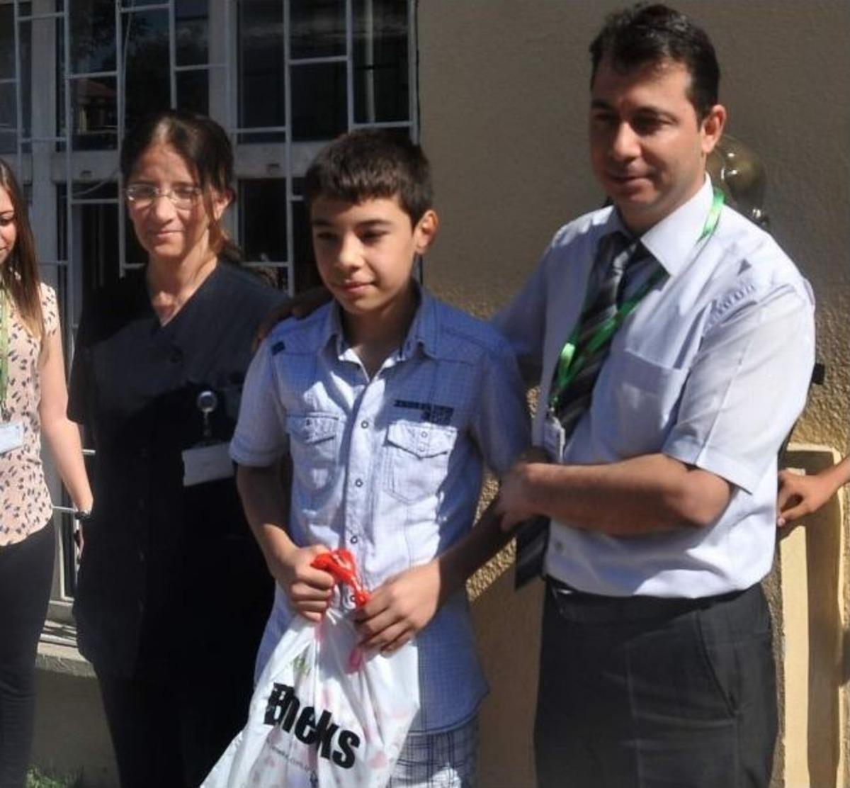 D&uuml;ztepe &Ouml;zel Yaşam Hastanesi Tarafından Başarılı 16 &Ouml;ğrenciye Tablet Bilgisayar Hediye Edildi