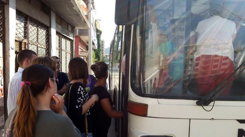 Belediye Otob&uuml;s&uuml;nde Hepinizi Otob&uuml;sten Atarım Gerginliği