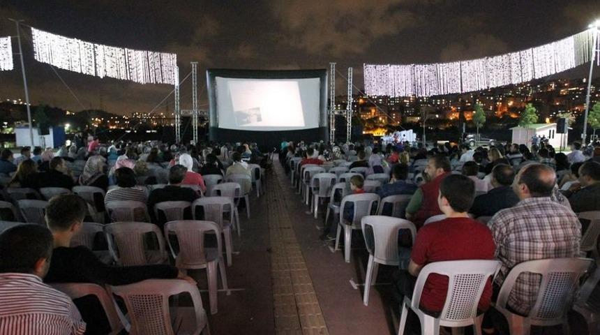Ey&uuml;p A&ccedil;ıkhava Sinemasında &lsquo;Taş Mektep&rsquo; G&ouml;sterildi