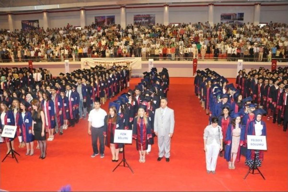 Fen-edebiyat Fak&uuml;ltesi&rsquo;nden Bin 210 &Ouml;ğrenci Mezun Oldu