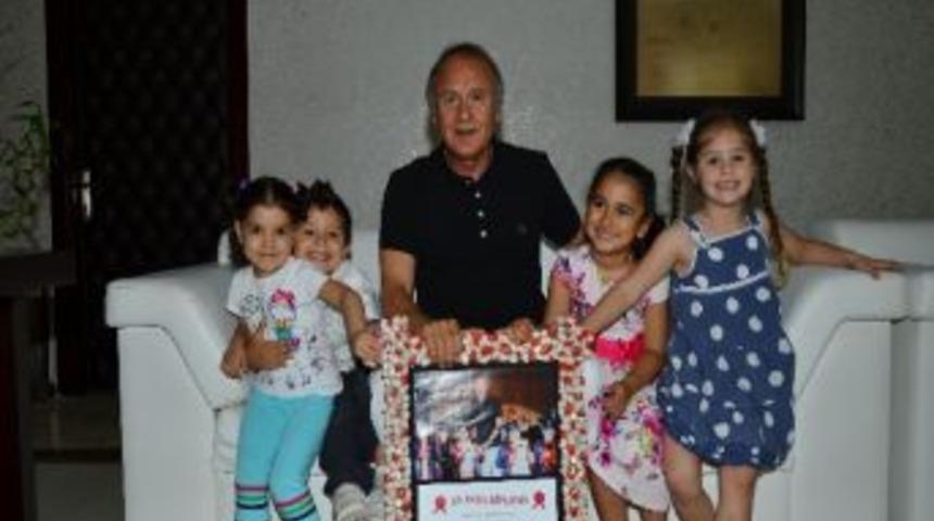 Miniklerden Başkan Evcilmen&rsquo;e &ldquo;babalar G&uuml;n&uuml;&rdquo; S&uuml;rprizi