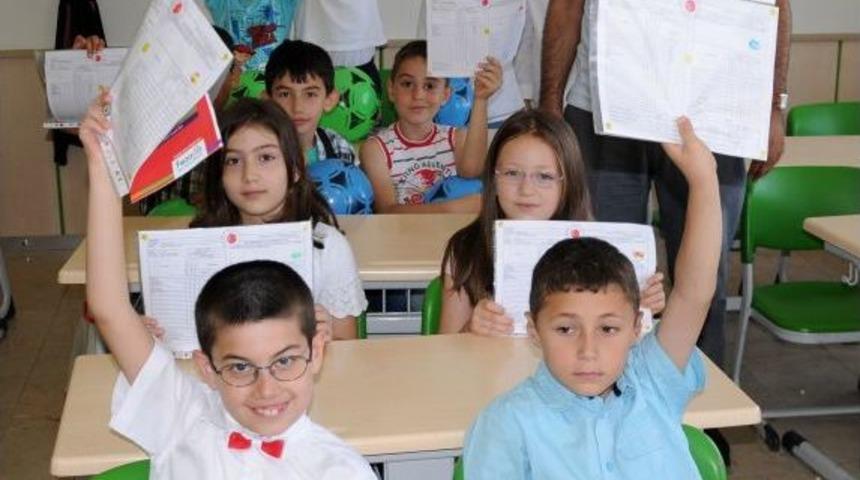 &Ouml;ğrenciler Karneden &Ccedil;ok Hediye Edilen Toplara Sevindi