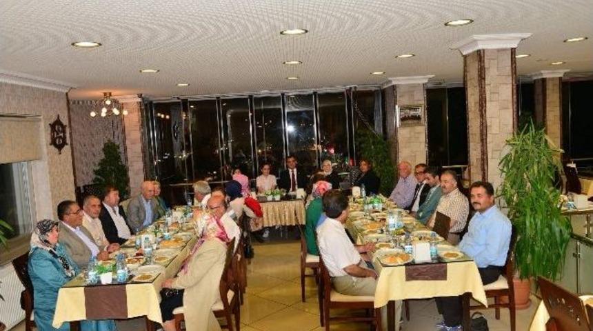 Milliyet&ccedil;i Hareket Partisi Belediye Başkan Adayı Cengiz Şahin Partinin Eski Y&ouml;neticileri İle Bir Araya Geldi