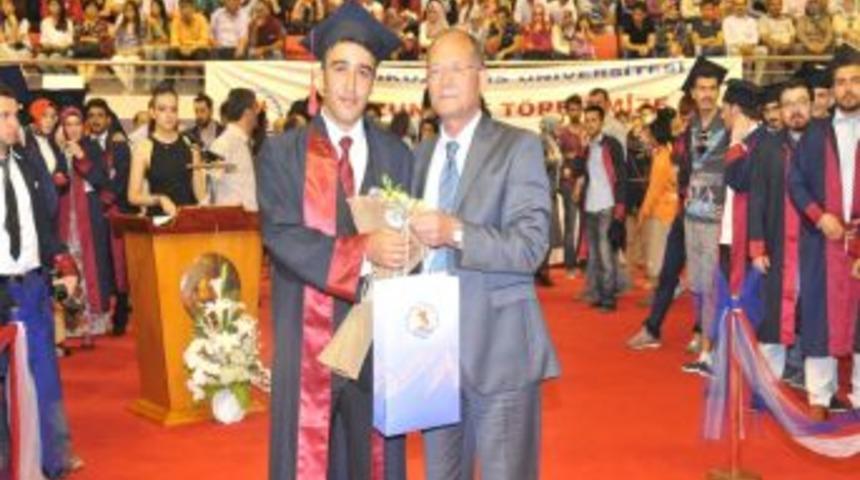 OM&Uuml; Fen Edebiyat Fak&uuml;ltesi Mezunları Diplomalarını Aldı