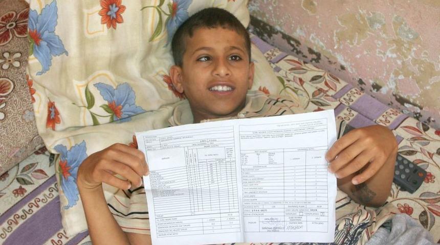 Gezi Parkı Protestolarında K&ouml;pr&uuml;den Atılınca Ayağı Kırılan Ferdi Karnesini Aldı