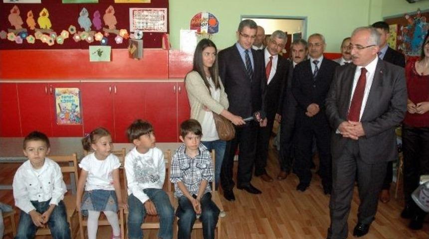 Miniklerin İlk Karne Sevinci