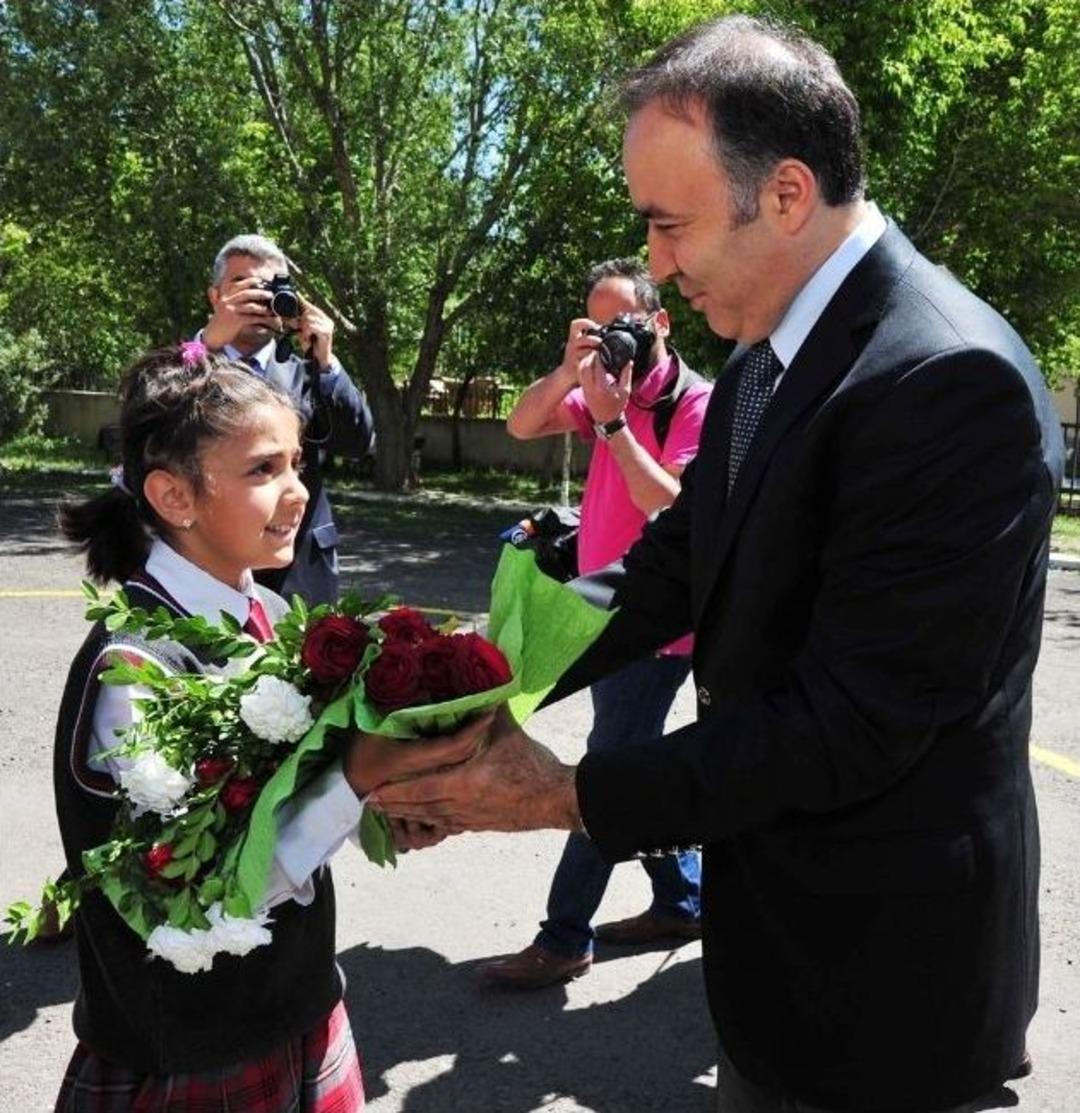 Vali Altıparmak &Ouml;ğrencilerin Karne Sevincine Ortak Oldu