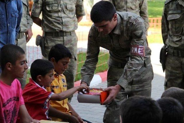 Öğrenciler Jandarma Karakolunda