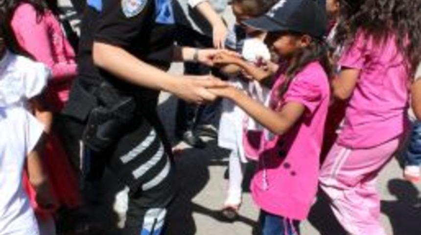 Kayserili &Ccedil;ocuklar Karnelerini Polislerin Elinden Aldı