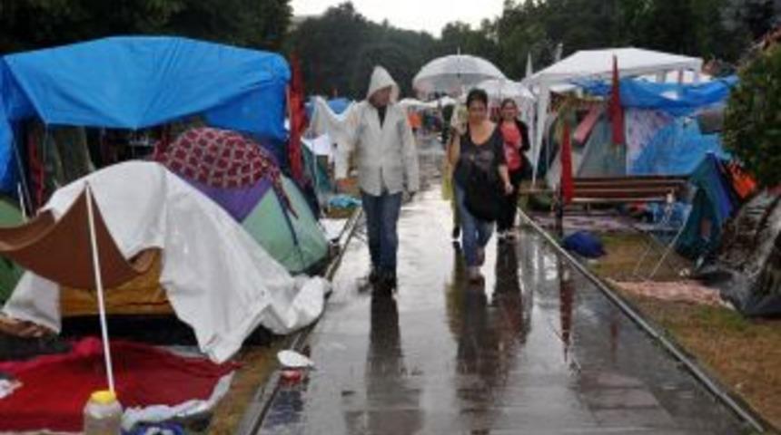 Gezi Parkı Eylemcilerini Sağanak Yağmur Vurdu