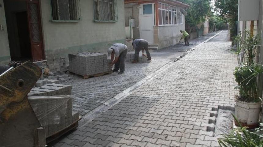 Akyazı Belediyesi Kilitli Parke Yapımına Devam Ediyor