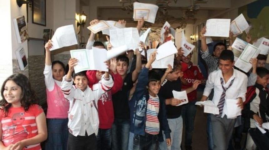 Bursa'da 570 Bin &Ouml;ğrenci, Karne Sevinci Yaşadı