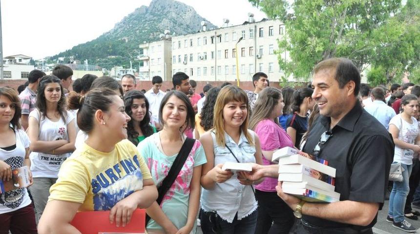 Kozan'da Yaz Tatiline Giren &Ouml;ğrencilere Karne Hediyesi Olarak Kitap Dağıtıldı