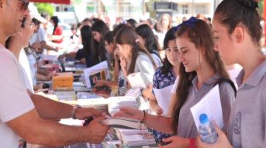 Kazan&ccedil;larından Biriktirip 20 Bin &Ccedil;ocuğa Kitap Hediye Ettiler