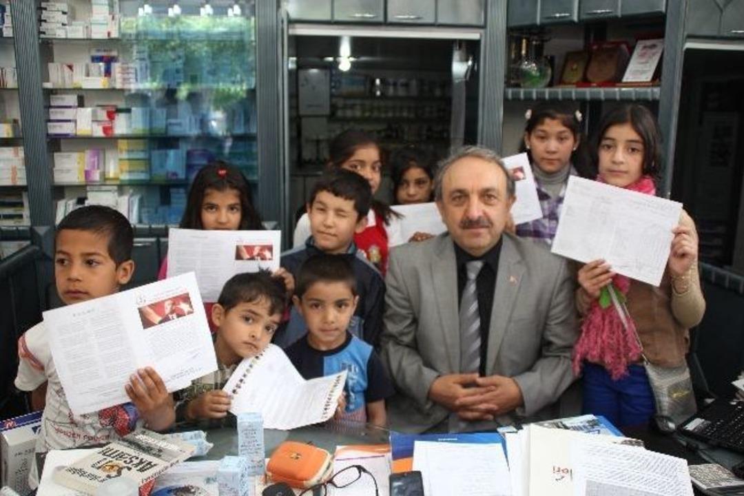 Afganlı &Ouml;ğrenciler Karne Sevincini B&uuml;y&uuml;k Babalarıyla Paylaştı